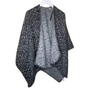 LA VIE EN ROSE Animal Print Open Front Poncho Cape Grey One Size